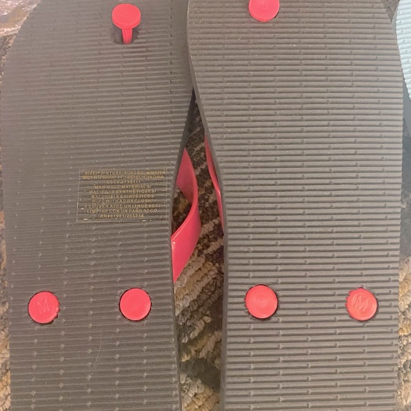 2 for $15 New Black Neon Pink Floral Design Flip Flop Sandal Size Medium Fit 7 8 - Picture 2 of 3